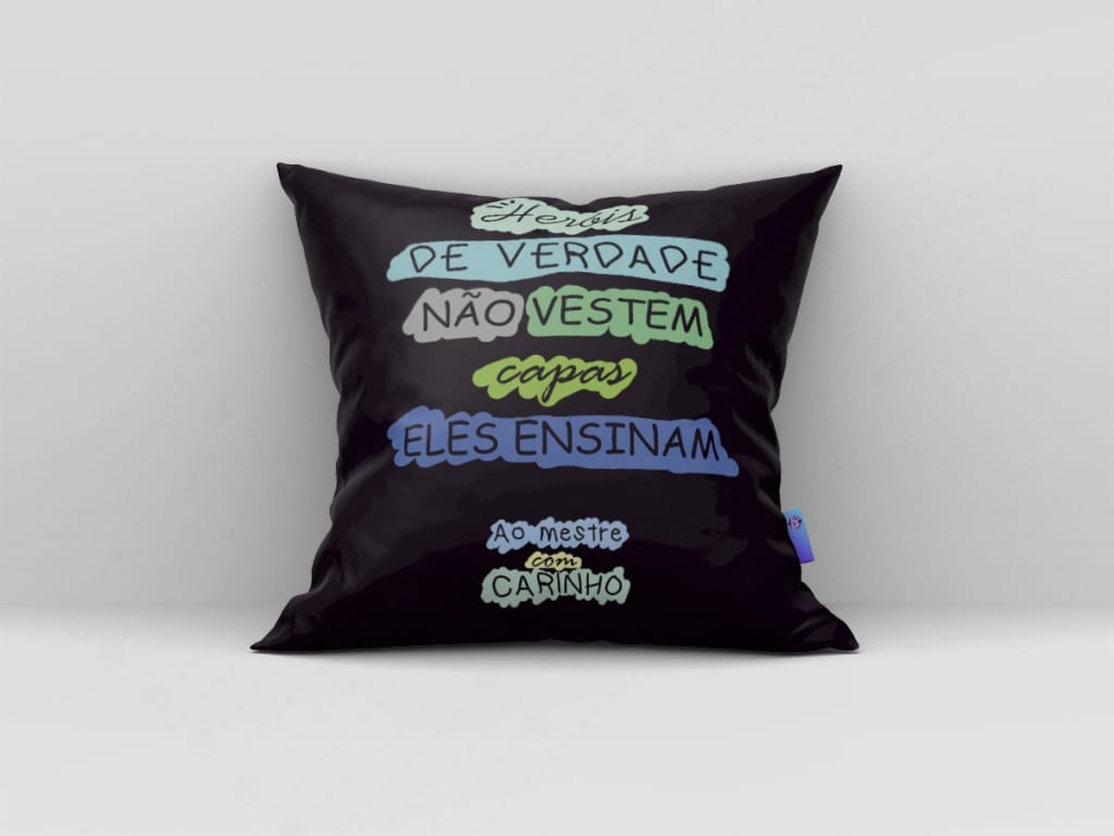 ARTE PARA ALMOFADA - HERÓIS DE VERDADE NÃO VESTEM CAPA-3650